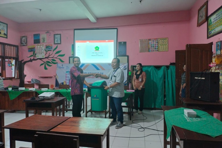 Penyerahan sarana tempat sampah kepada perwakilan sekolah yang bertujuan agar para siswa dengan senantiasa menjaga kebersihan lingkungan sekolah